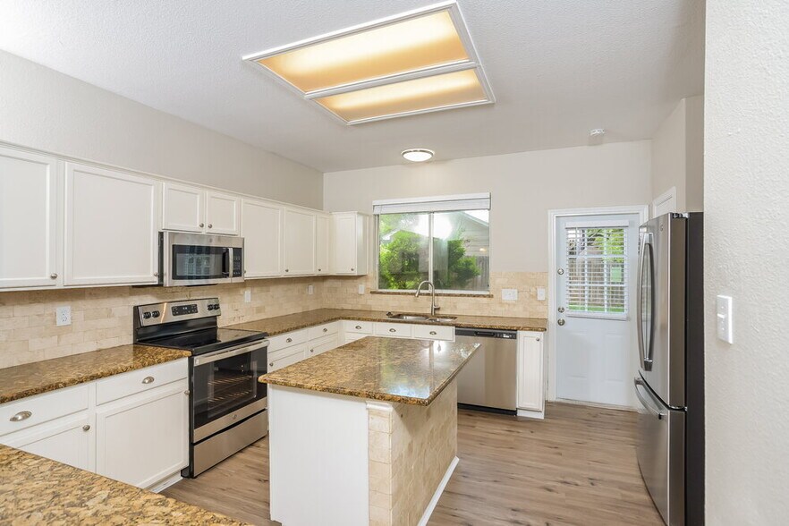 Building Photo - 8639 Sunny Oaks