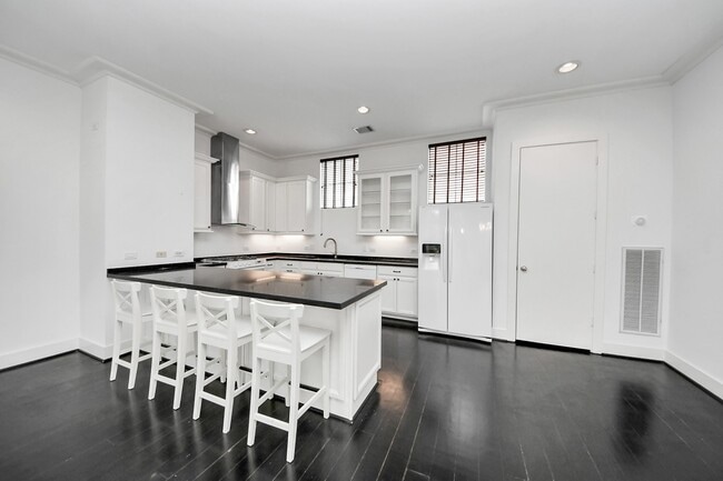 Building Photo - 1014 Montrose Blvd