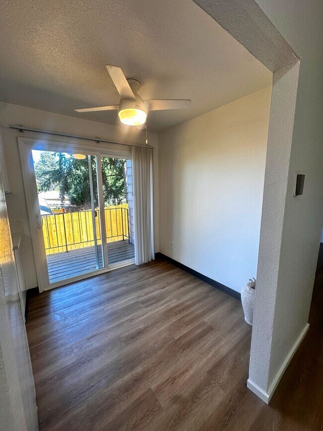 Building Photo - MOVE IN SPECIAL: $300 OFF - Remodeled 2 Be...