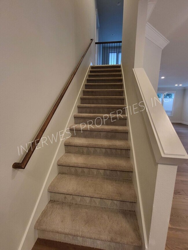 Building Photo - 4 bd 3.5ba dream home in the heart of the Woodlawn District w/Washer/Dryer, Garage & Gas Fireplace!
