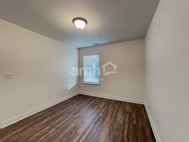 Building Photo - 5275 Valley Dr