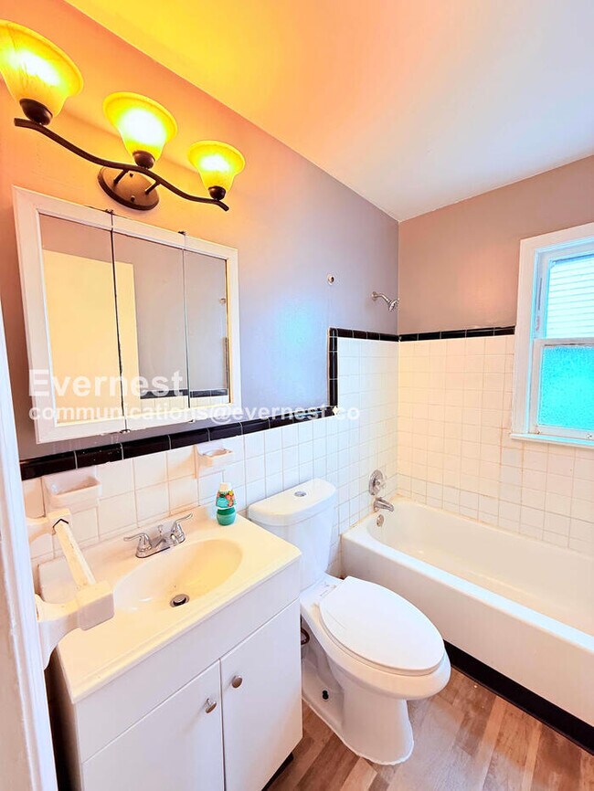 Building Photo - 3 Bed/1 Bath Home with Detached Garage / Vouchers Accepted / Available Now!