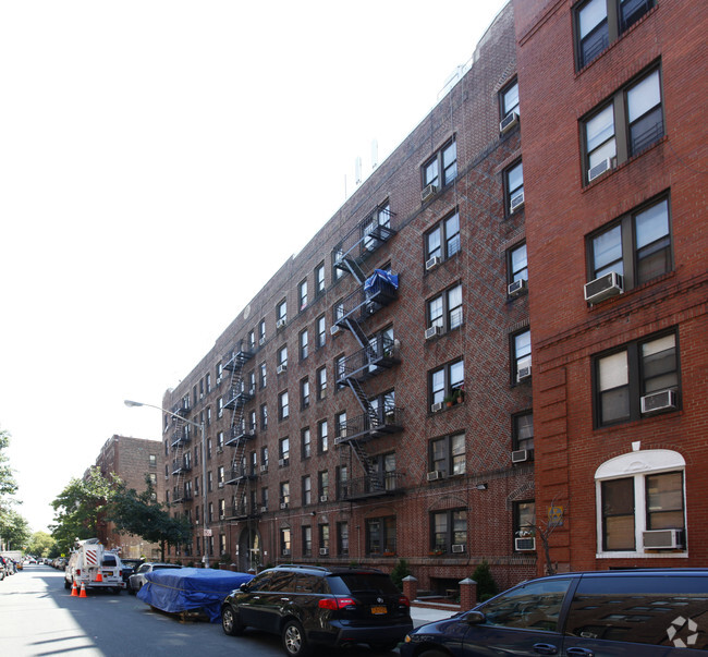 Building - 220 E 18th St