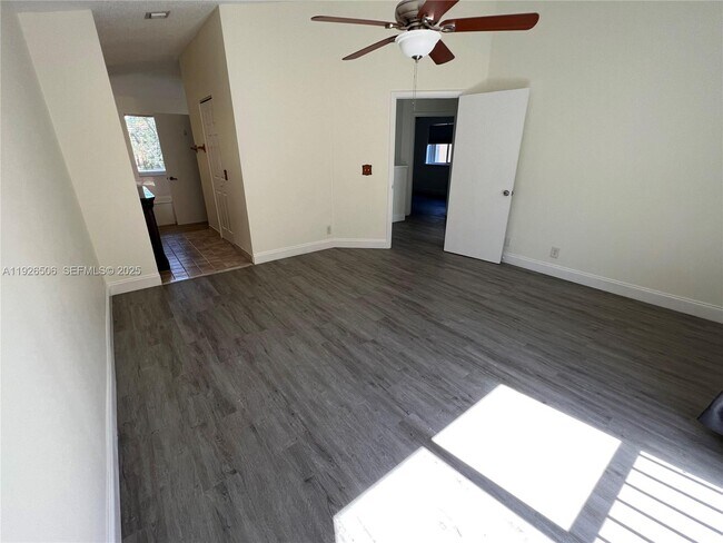 Building Photo - 11383 Lakeview Dr