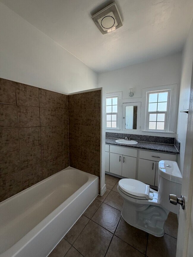 Building Photo - 2616 Edgehill Dr
