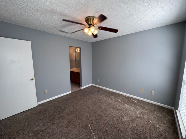 Building Photo - 2 bedroom/2.5 bath in Brentwood (Nipper's ...