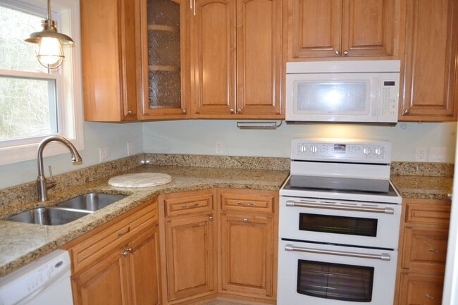 Building Photo - East Gate Area | Home | Unfurnished