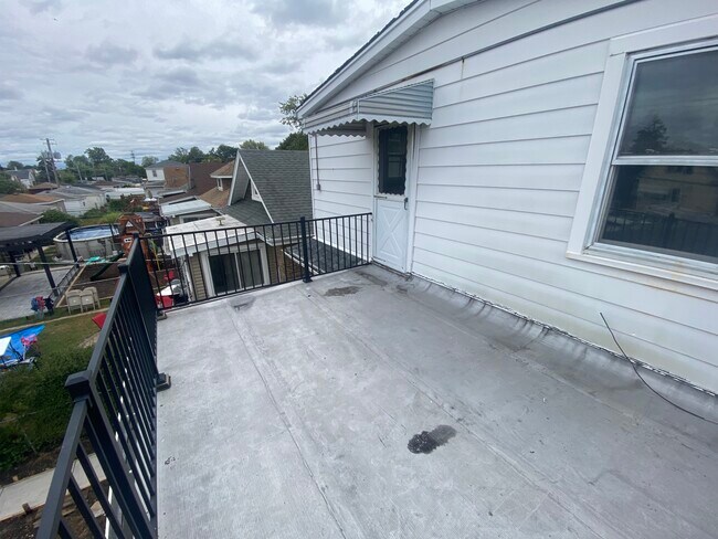 Building Photo - 1325 Clarence Ave