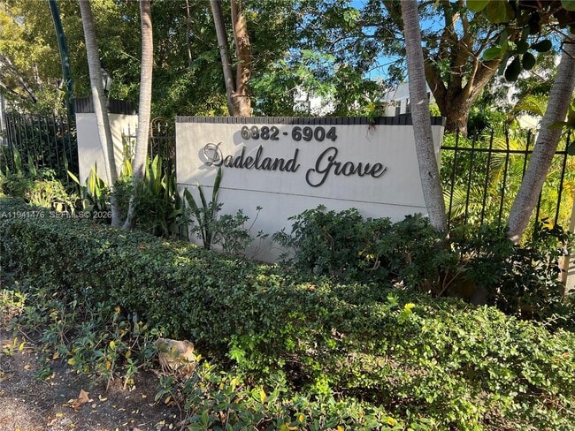 Building Photo - 6900 N Kendall Dr