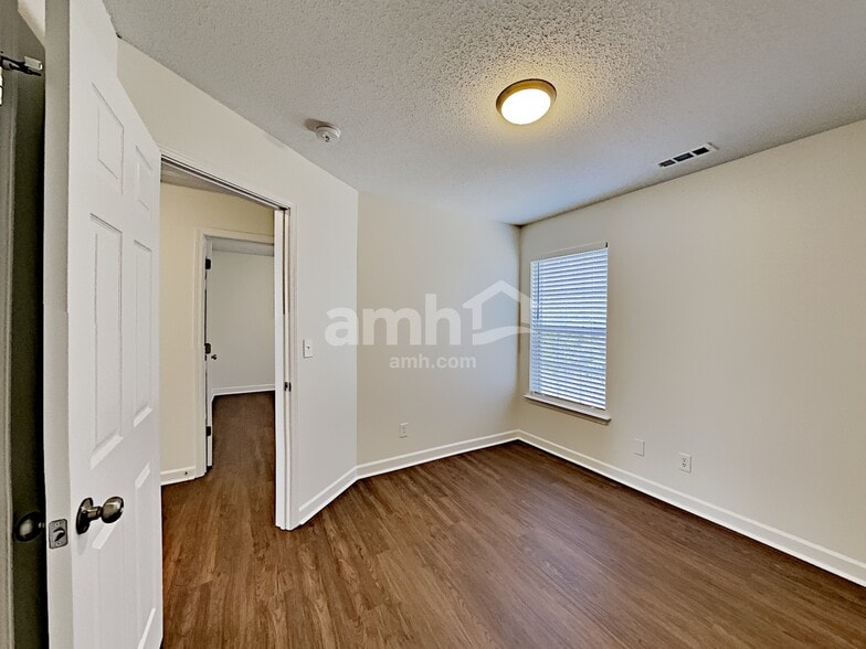 Building Photo - 900 Crowders Woods Dr