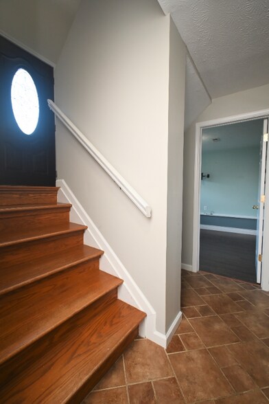 Building Photo - 615 Concord Rd