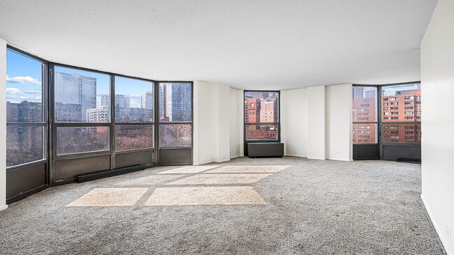 Building Photo - 899 S Plymouth Ct