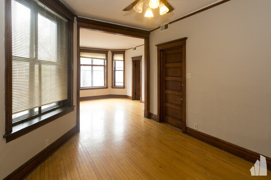 Building Photo - 2523 N California Ave