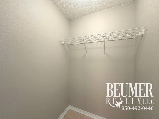 Building Photo - Charming 3br 2 bath Located 4 miles from NAS Back Gate