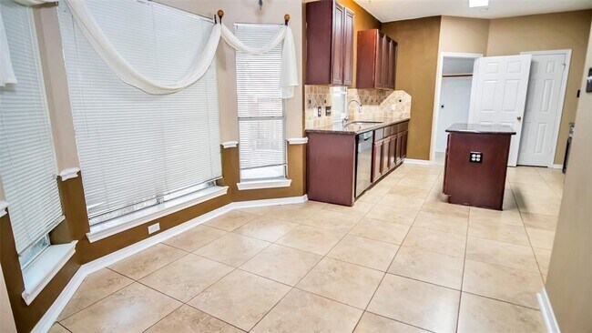Building Photo - 2808 White Oak Ln