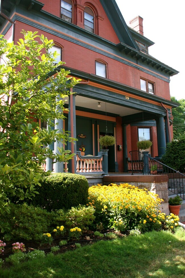 Primary Photo - 99 Circular St