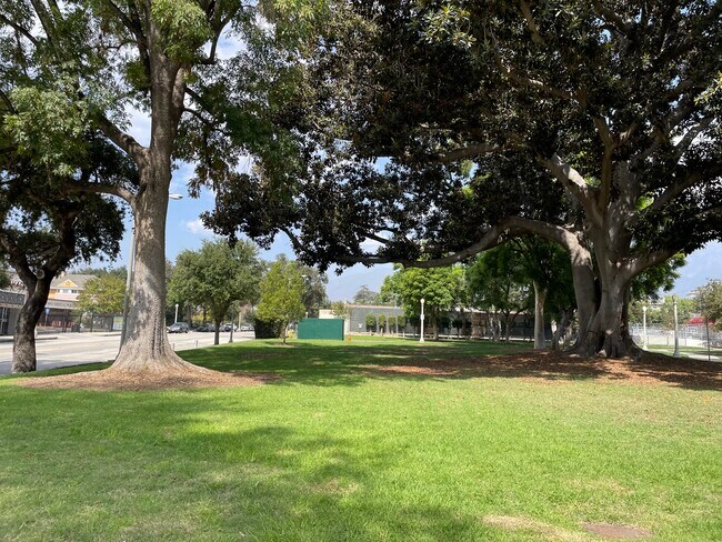 Building Photo - 1385 N Marengo Ave