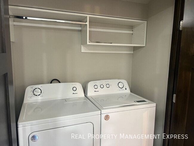 Building Photo - Beautiful 3 Bedroom 1.5 Bathroom Townhome!