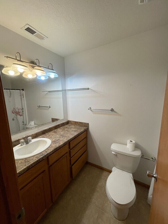Building Photo - 3 bedroom 3.5 Bathroom Townhouse FOR RENT!!