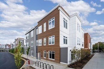 Building Photo - 60 Cross St E