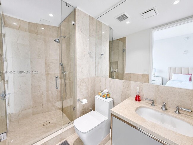 Building Photo - 15701 Collins Ave