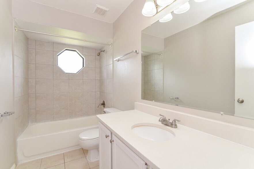 Building Photo - 518 Carlsbad Dr