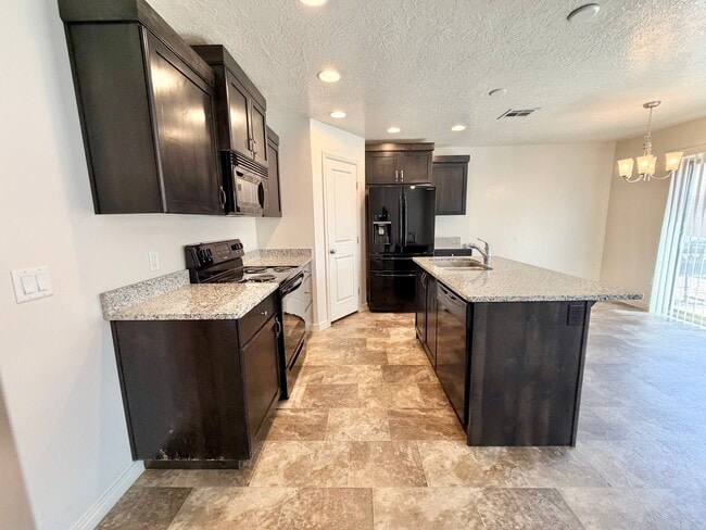 Building Photo - Town home in Little Valley Area. End Unit!!