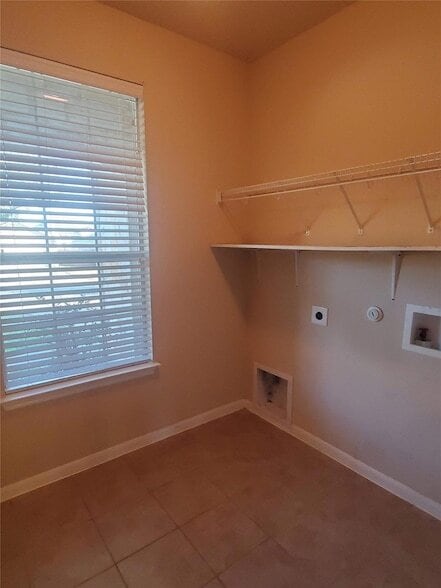 Building Photo - 501 Dinge Bay Dr