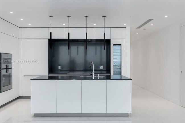Building Photo - 300 Biscayne Blvd Way