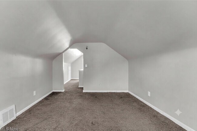 Building Photo - 15902 Maplewood Ave