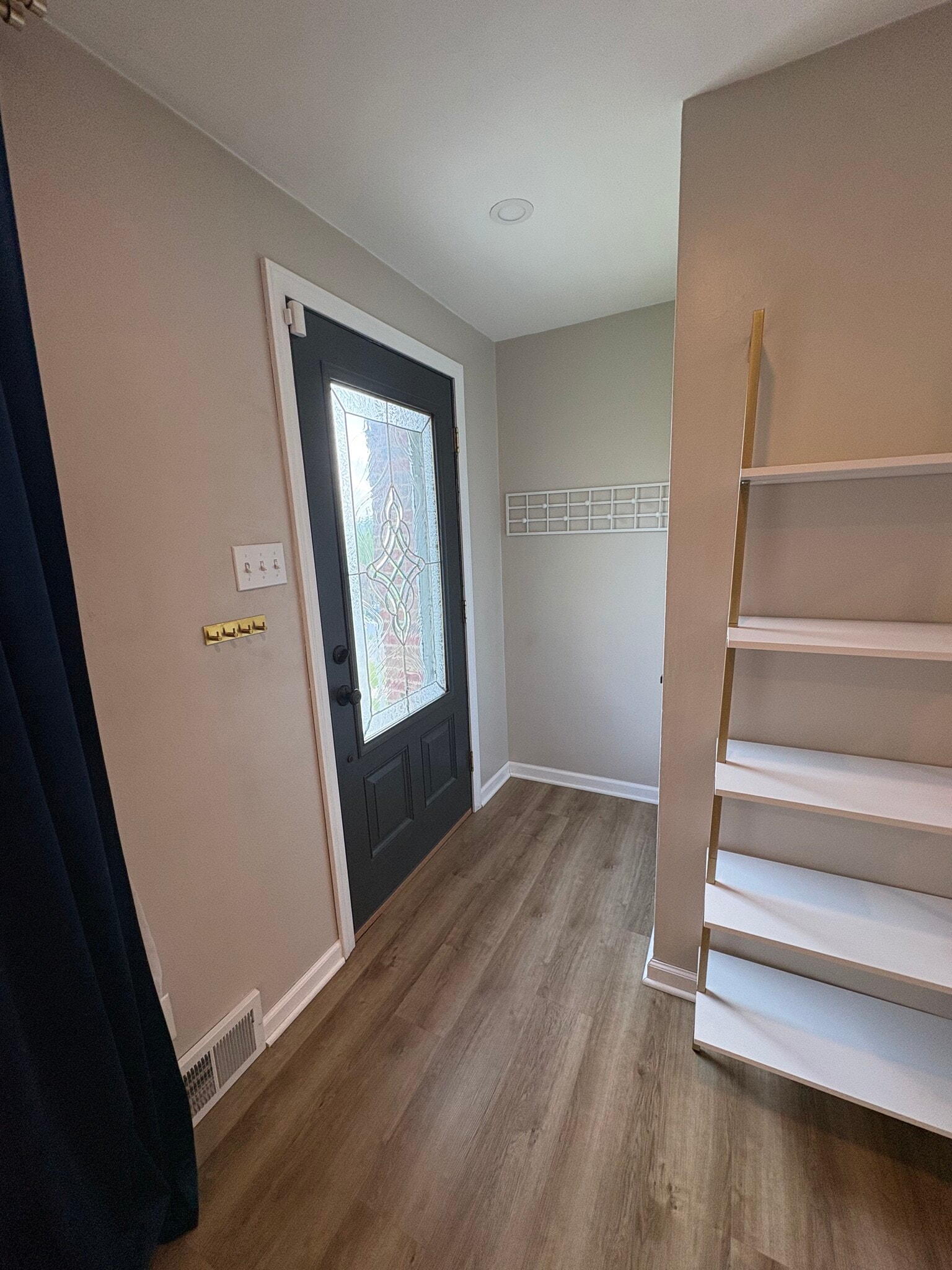Building Photo - 1624 Sillview Dr