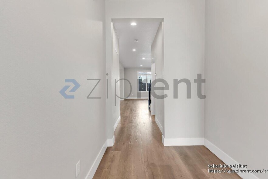 Building Photo - 11781 NW Thelin Ln