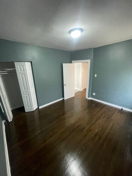 Building Photo - 2419 W 60th St