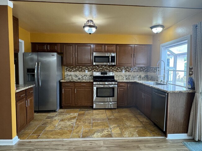 Building Photo - Remodeled Single Family Home in North Oxnard!