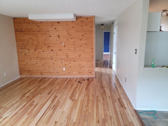 Building Photo - MOVE IN READY!! 2-Bedroom Boulder Condo