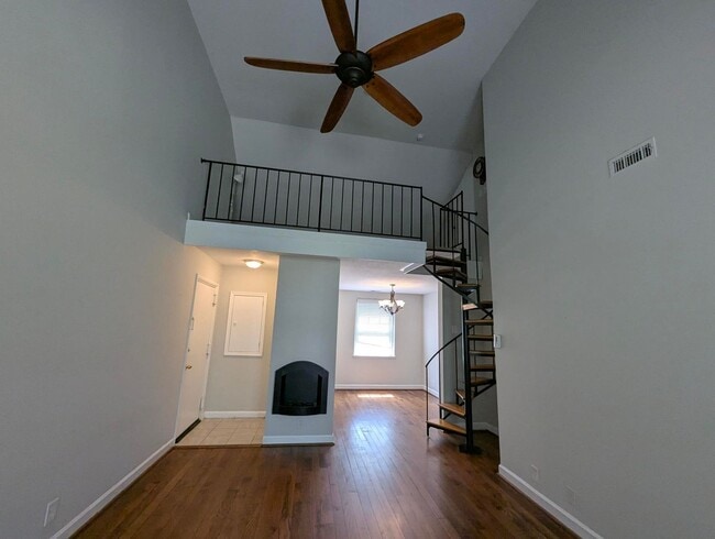 Building Photo - Stunning And Spacious 2-Level, 1 Bedroom, ...