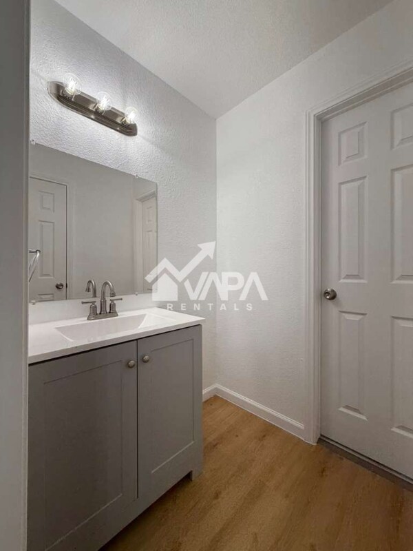 Building Photo - 1074 Honey Tree St