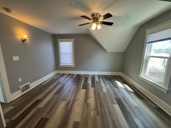 Building Photo - Updated 3 Bedroom Home in Moline