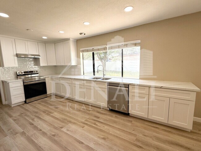 Building Photo - 1529 E Edgewater Dr