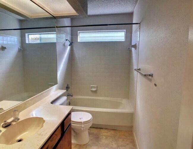 Building Photo - 2816 Norfolk Dr