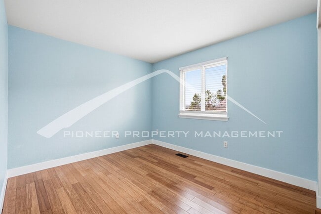 Building Photo - 333 Sanders Cir
