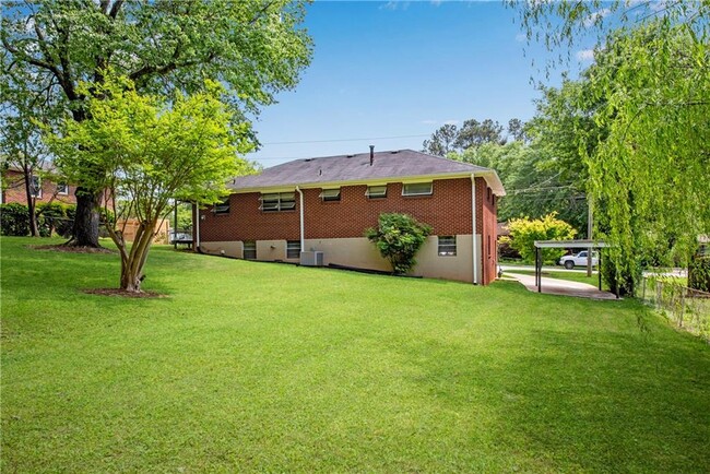 Building Photo - 718 Birchwood Ln SW