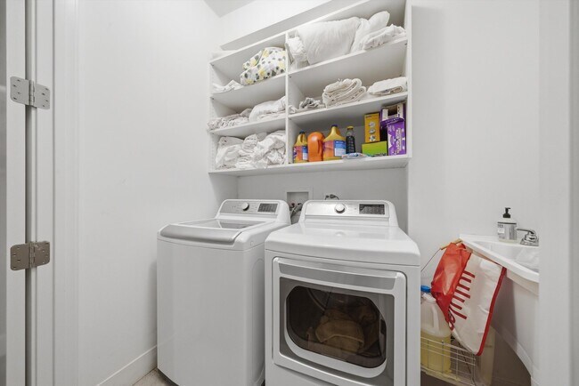 Building Photo - 2528 N Linden Pl