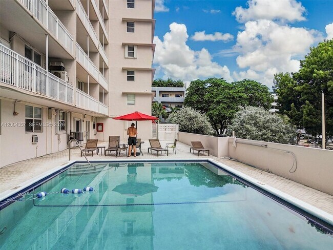 Building Photo - 1300 Lincoln Rd