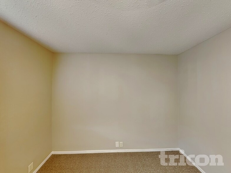 Building Photo - 1619 Columbia Dr