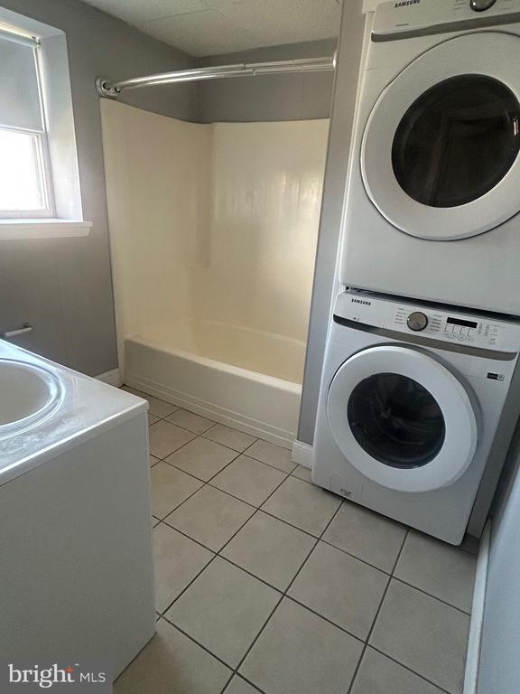 Building Photo - 400 Main St