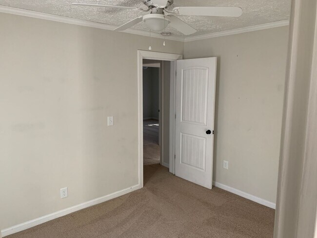 Building Photo - Total electric 3 bedroom