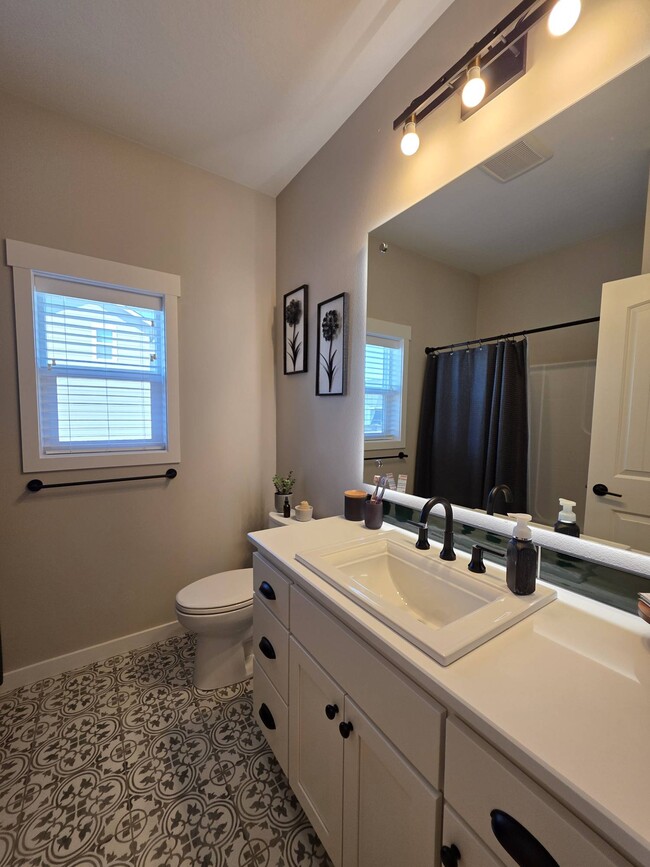 Building Photo - 2561 Casa Bella Ave