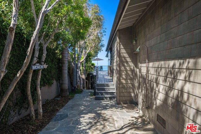 Building Photo - 7089 Birdview Ave