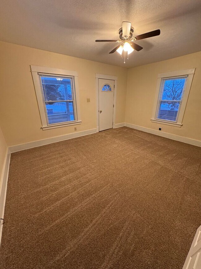 Building Photo - 100 Smithonsian St.